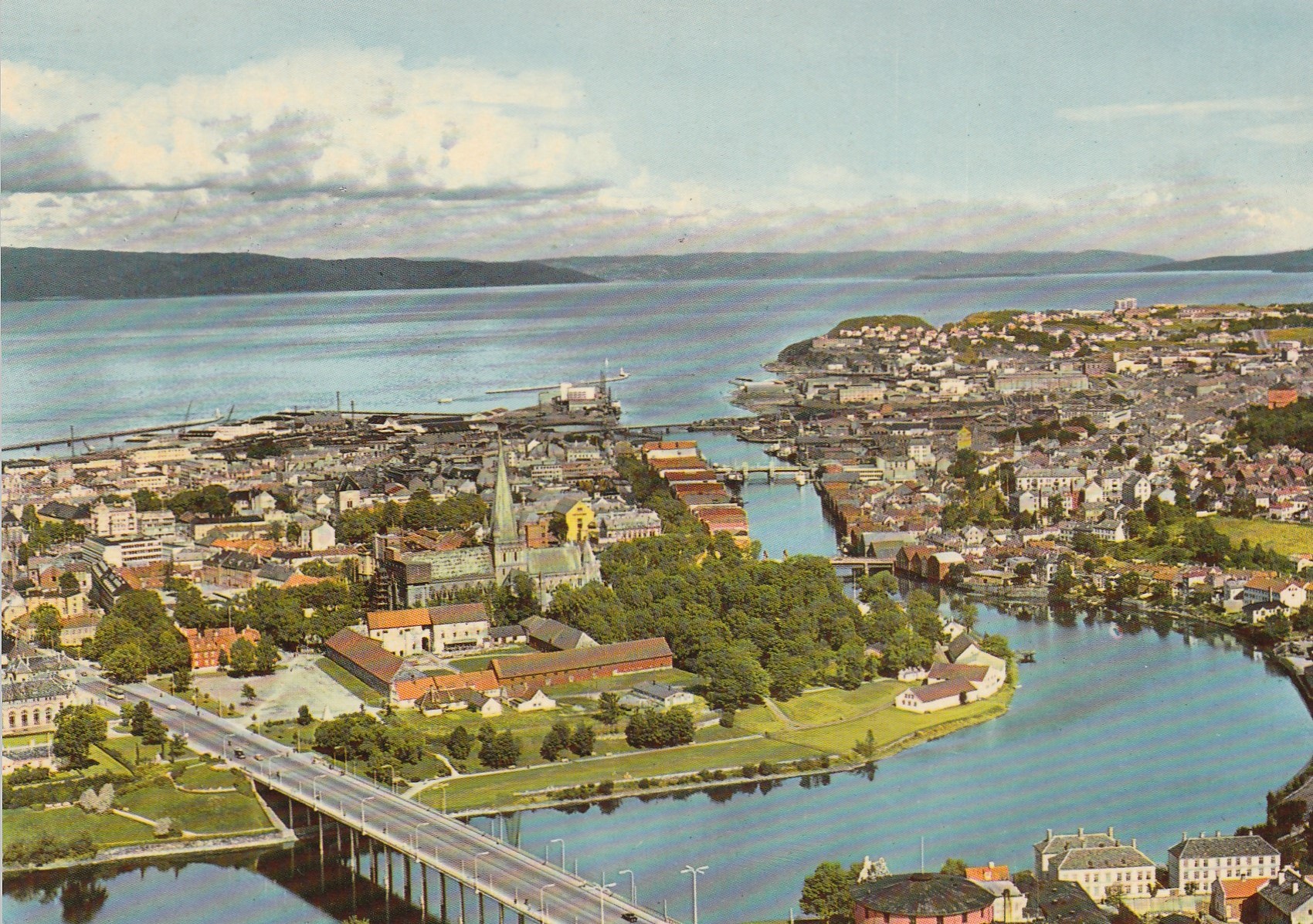 Eldre kort fra Trondheim. Byen med Domen og Elgeseter bro sett fra fly. Aune F-1091-2 Pst