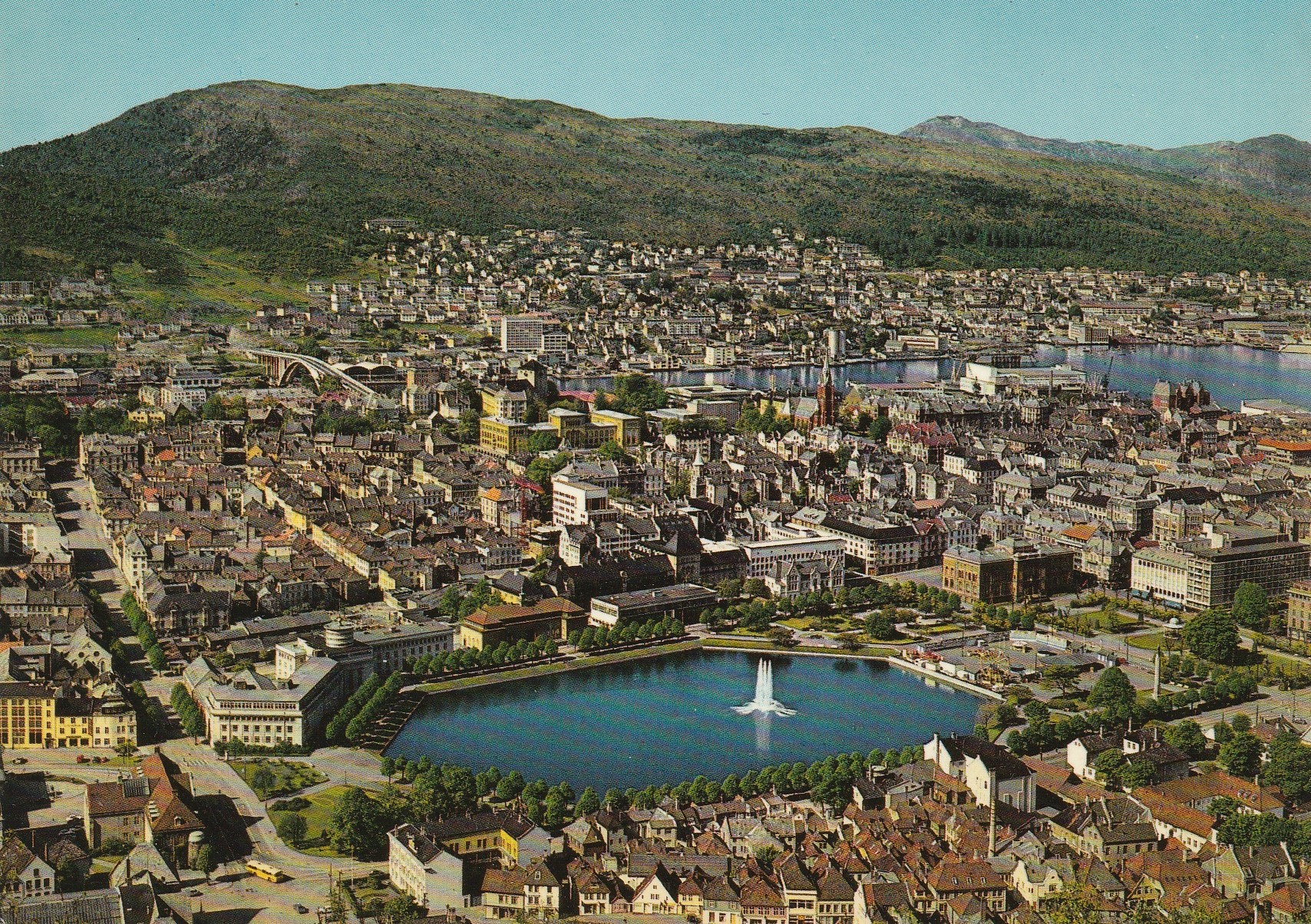 Bergen . Utsikt over byen med Lille Lungegårdsvann. Aune F-3620-8