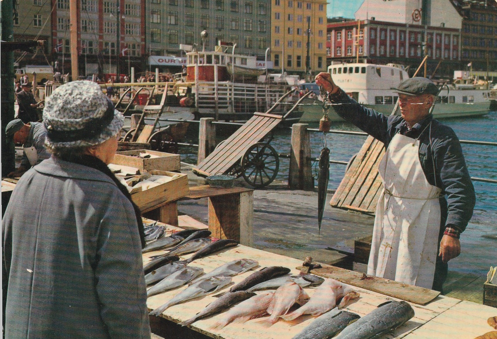 Eldre kort fra Bergen. På fisketorget . Grako 100/1 SKADET !