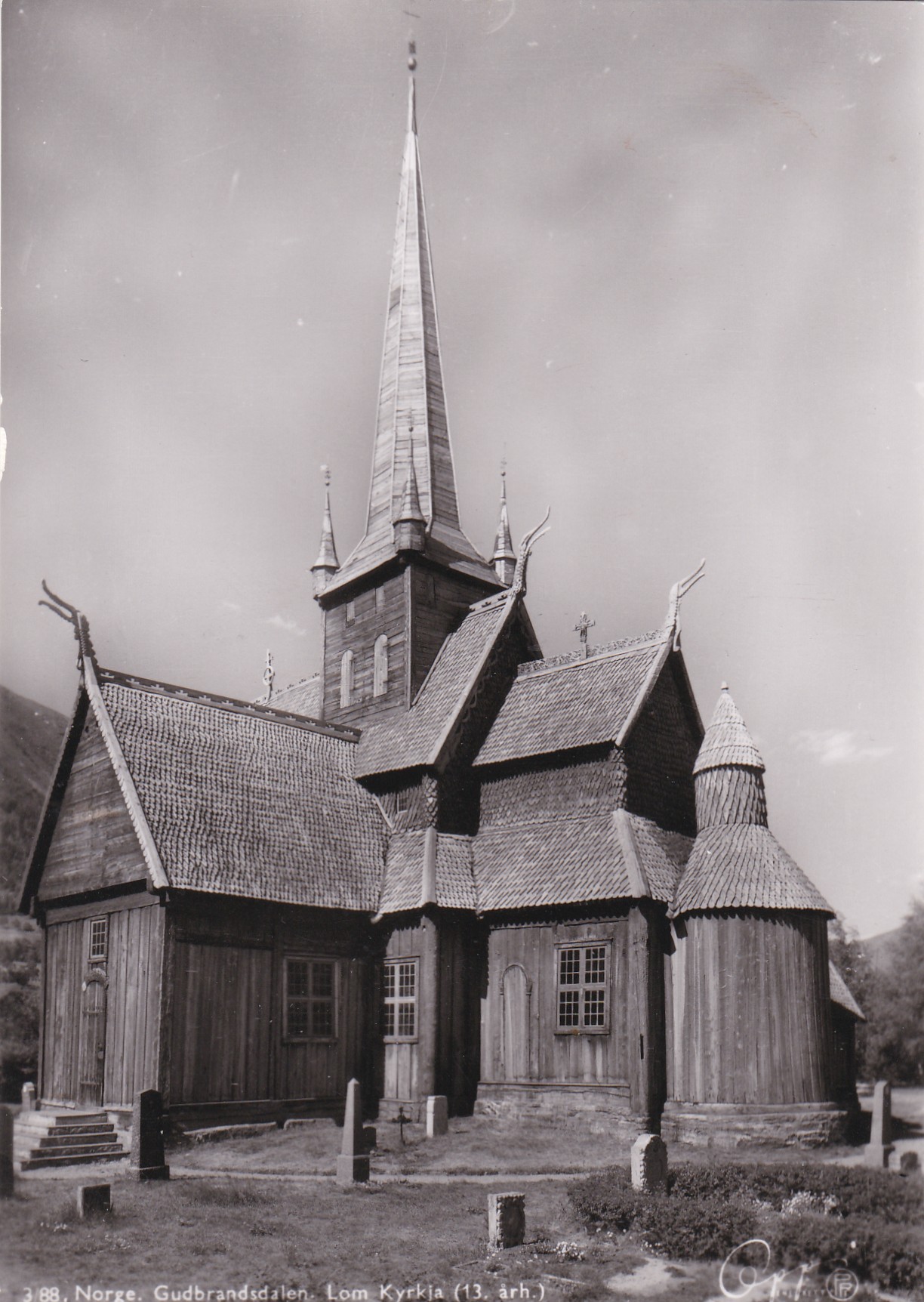 Lom Kyrkja, Gudbrandsdalen (Oppi 3/88)
