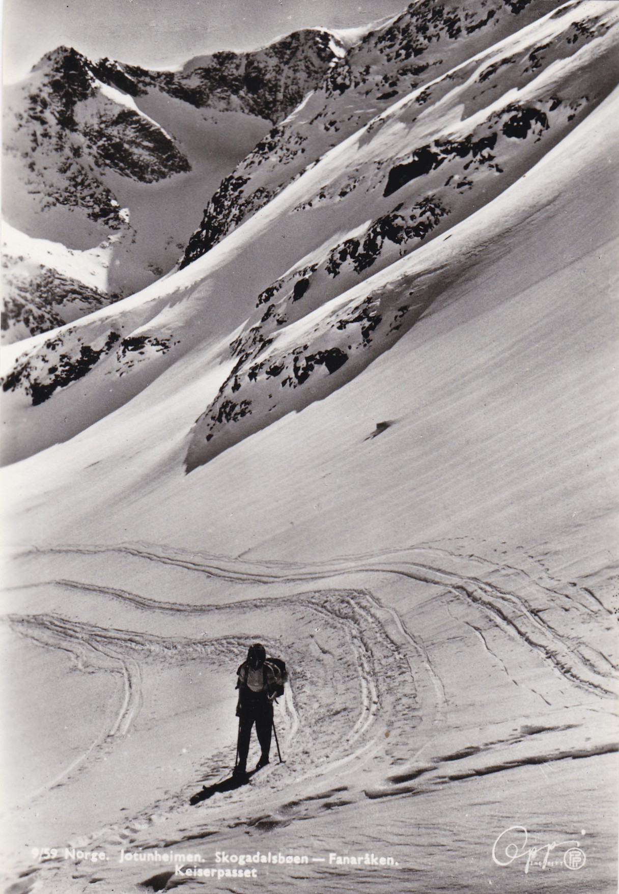 Jotunheimen. Skogadalsbreen. Skiløper (Oppi 9/59)