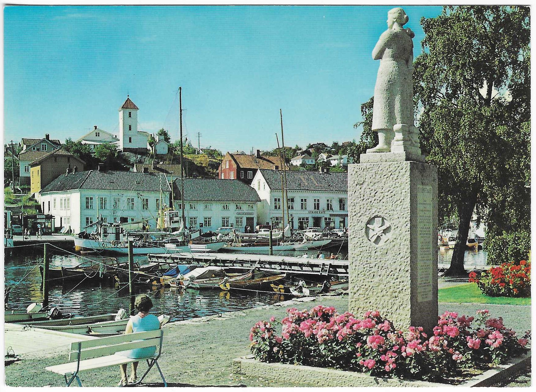 Risør.Parti fra byen med Frihetsmonumentet. Aune F-5556-2