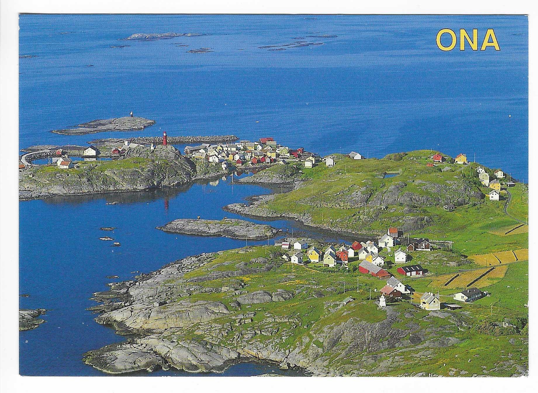 Ona med Ona Fyr. Kystsamfunnet fra oven. Aune F-14817-2