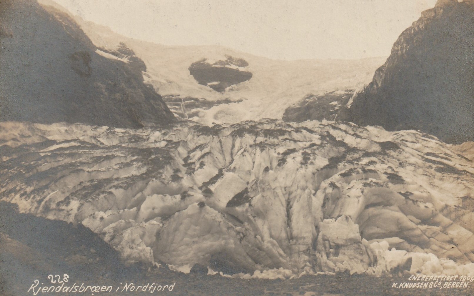 Gammelt brevkort fra Kjendalsbræen i Nordfjord.  K.K 228 Småf
