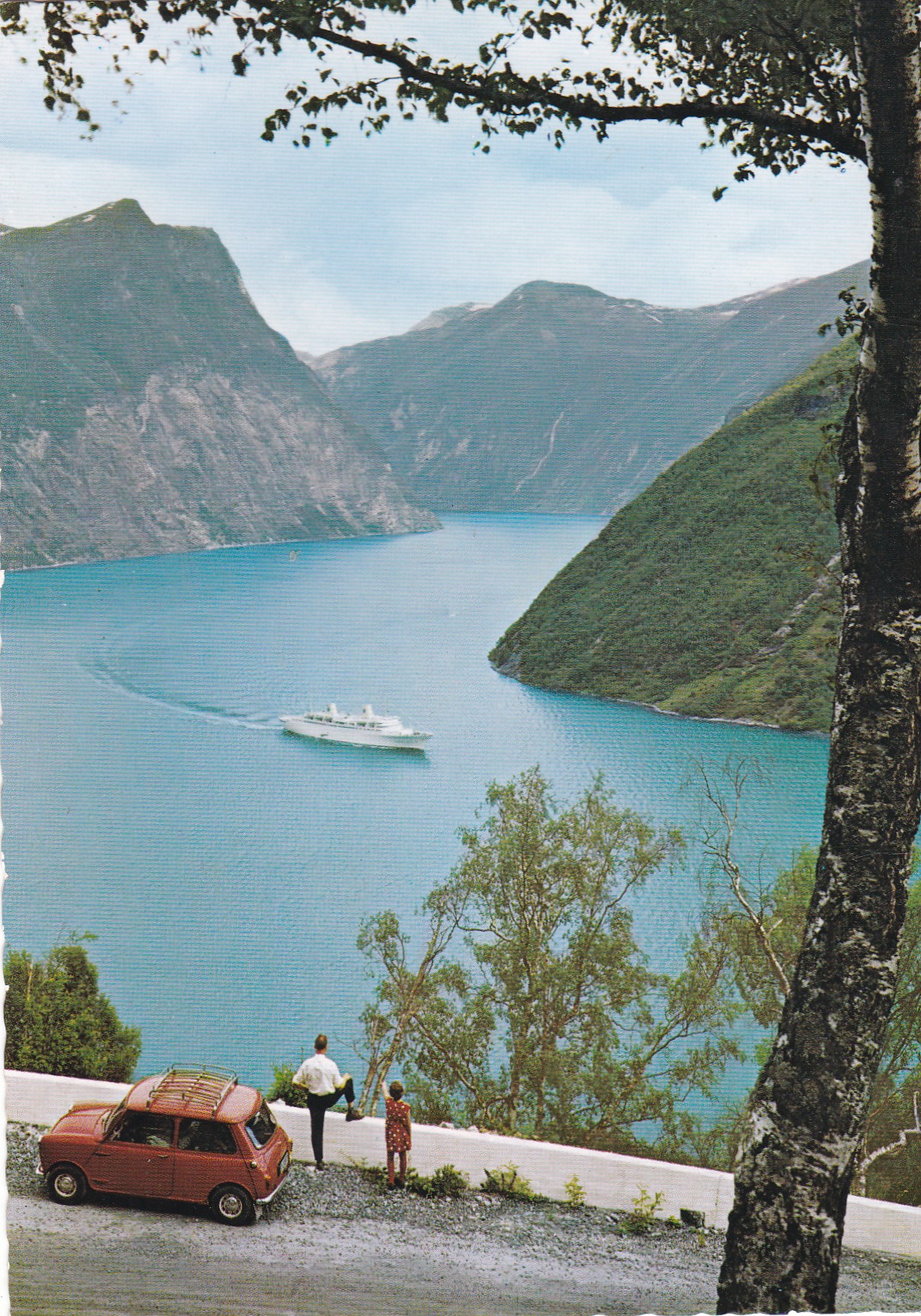 Hellesylt. Utsikt fra Ljøvegen ( Lystad 717 Lux)