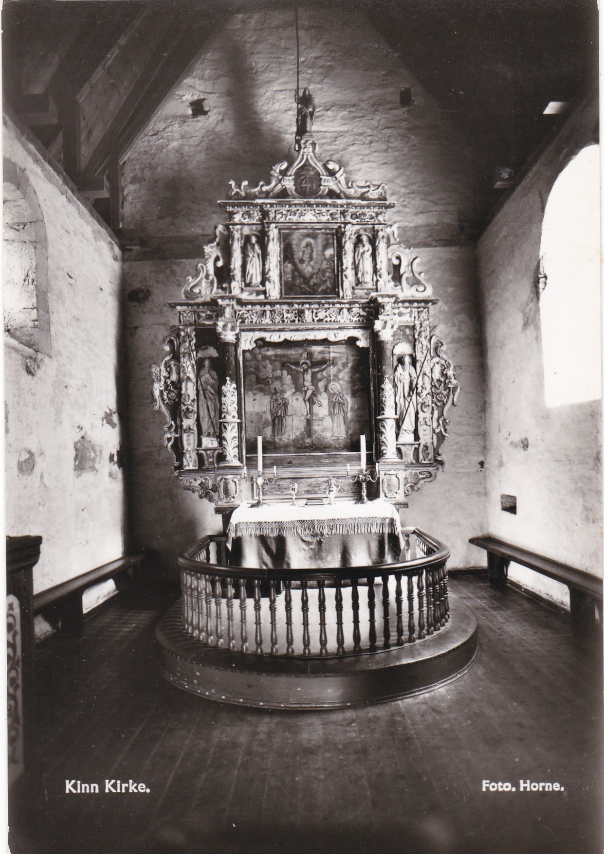 Kinn kirke, altertavlen ( Horne)