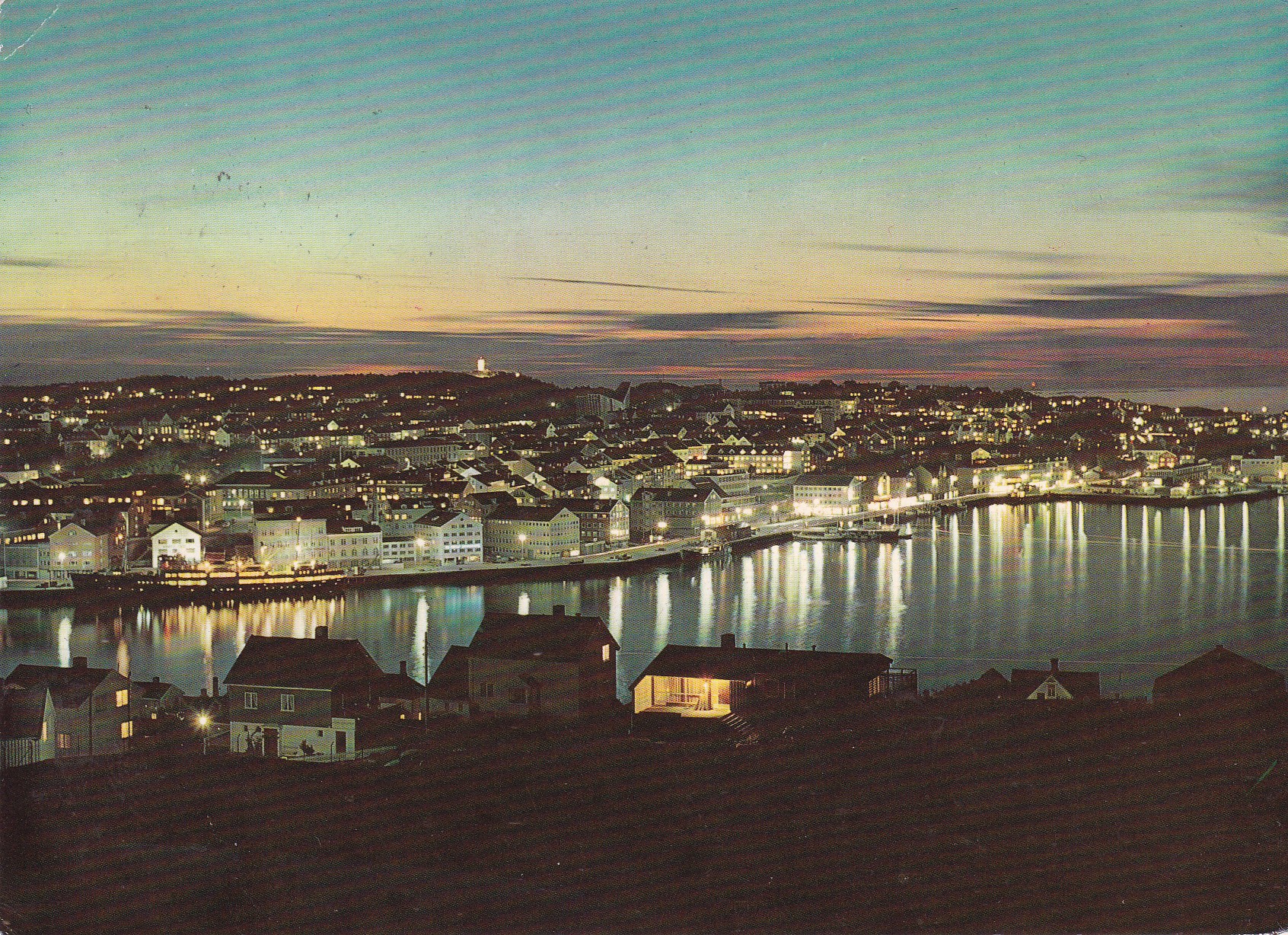 Kristiansund N. Utsikt mot byen ved natt ( Aune F-1897-4)