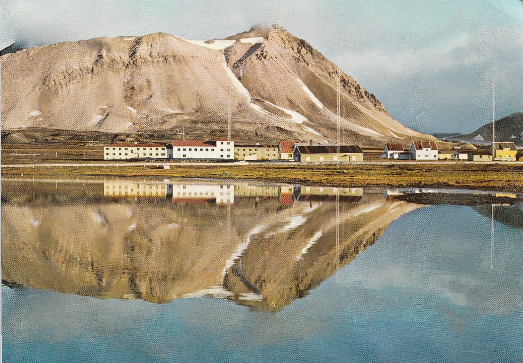 Svalbard . Ny Ålesund med Zeppelineren i bakgrunnen. Aune F-7518-5 Pst