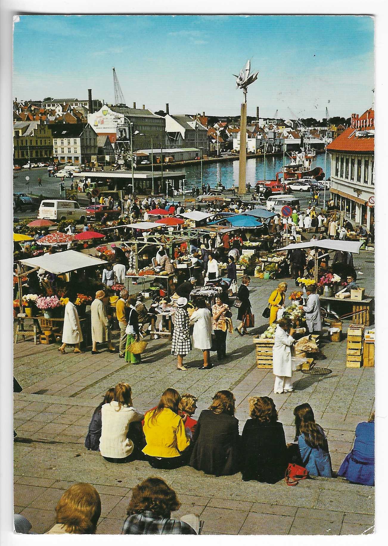 Stavanger.Torget med Sjøfartsmonumentet.70t. Aune F-7597-5