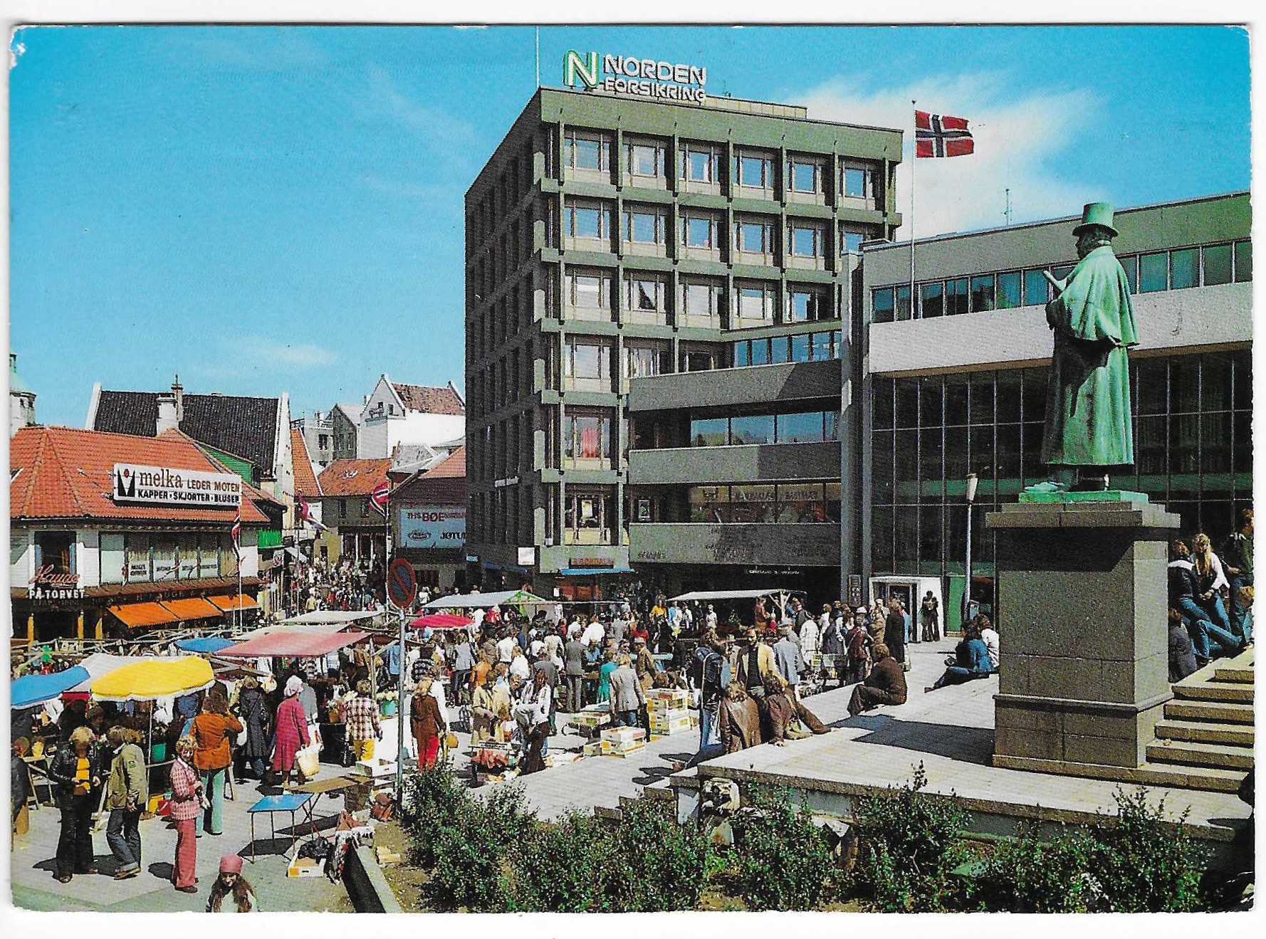 Stavanger.Livlig torghandel.Mye folk. 70t? Norm. L-F-57
