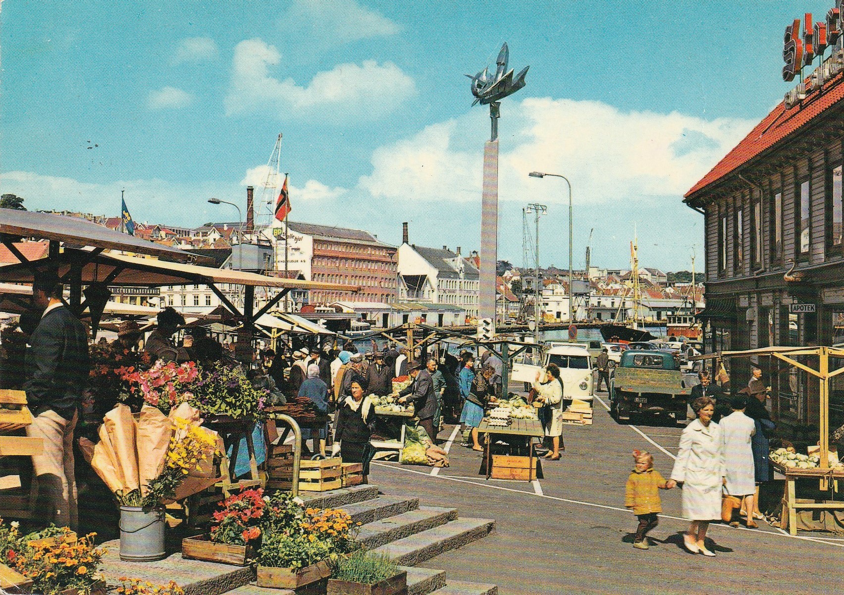 Eldre kort fra Stavanger . Parti fra torget med Sjøfartsmonumentet . Aune F-4669-0 Pst