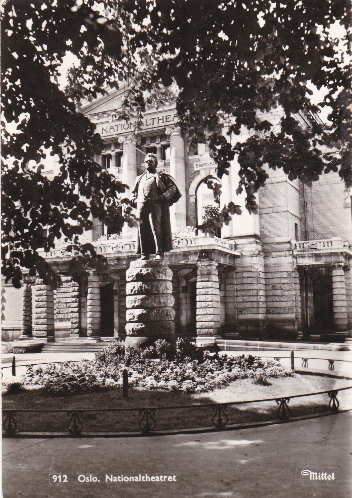 Oslo. Nationaltheatret med Bjørnson-statuen ( Mittet 912)