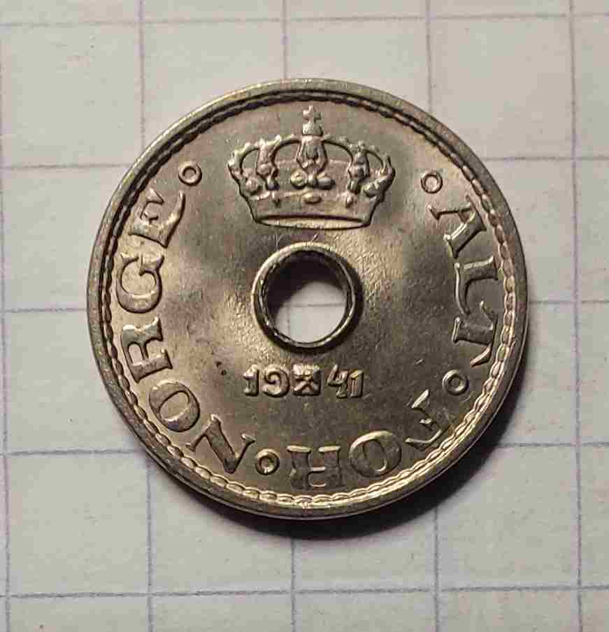 10 øre 1941 med hull. Kv. 0