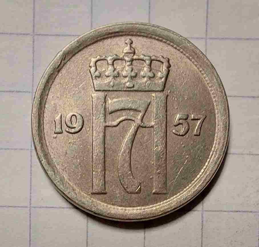 25 øre 1957 med myntmerket på plate. Kv. 1+