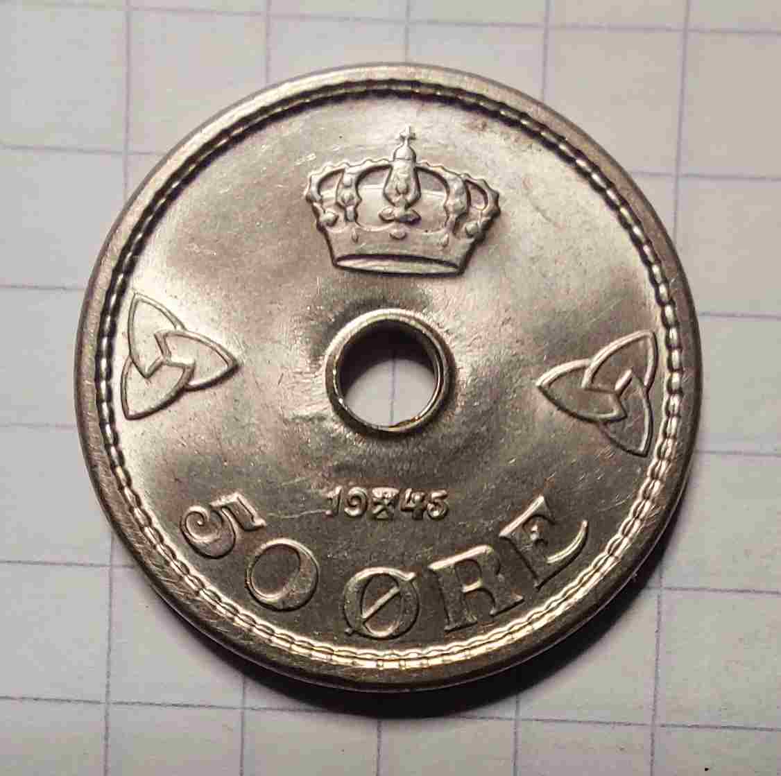 50 øre 1945 med hull. Kv. 0