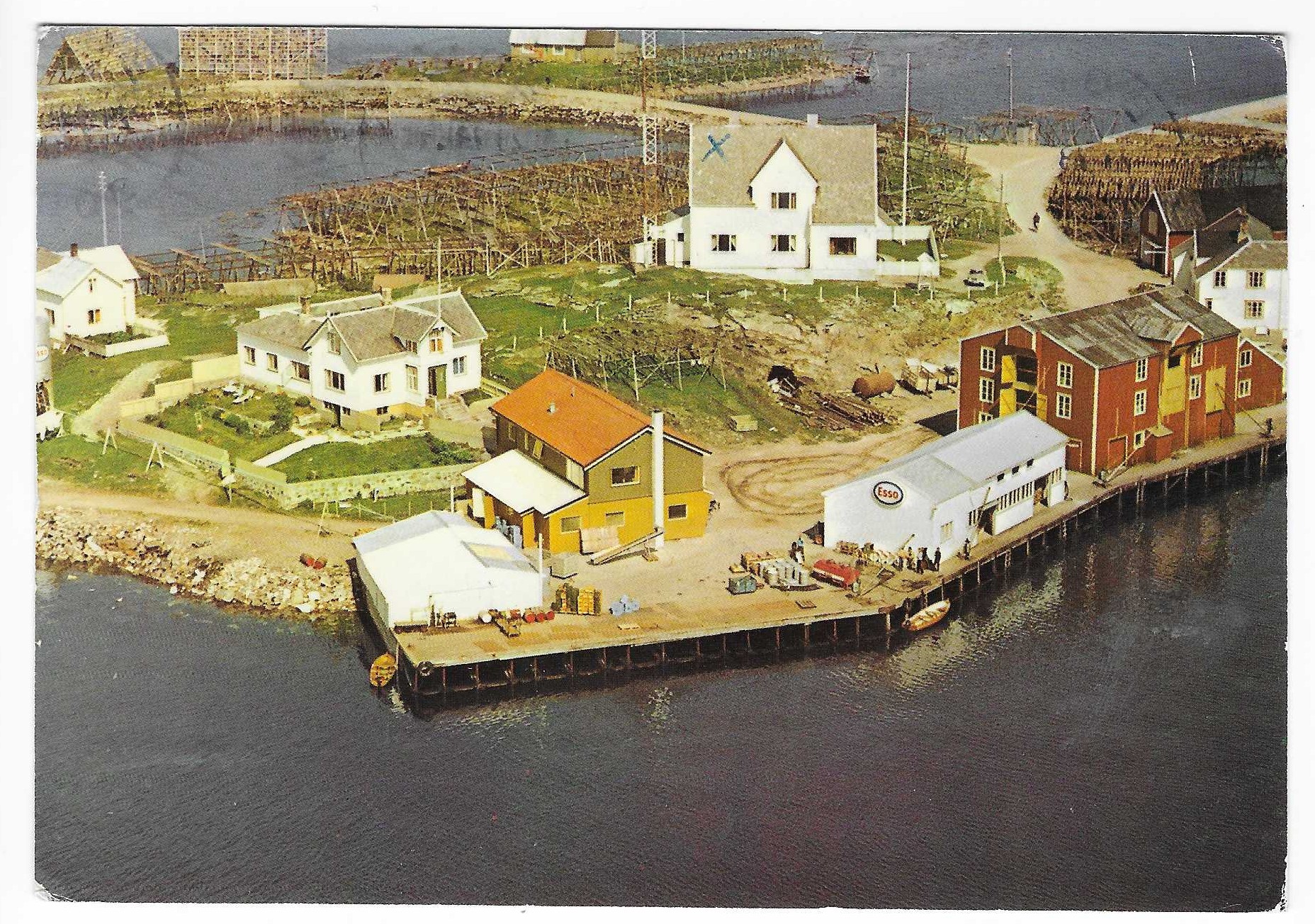 Røst. Glea med kaianlegg og Esso bensin. Norrønafly.