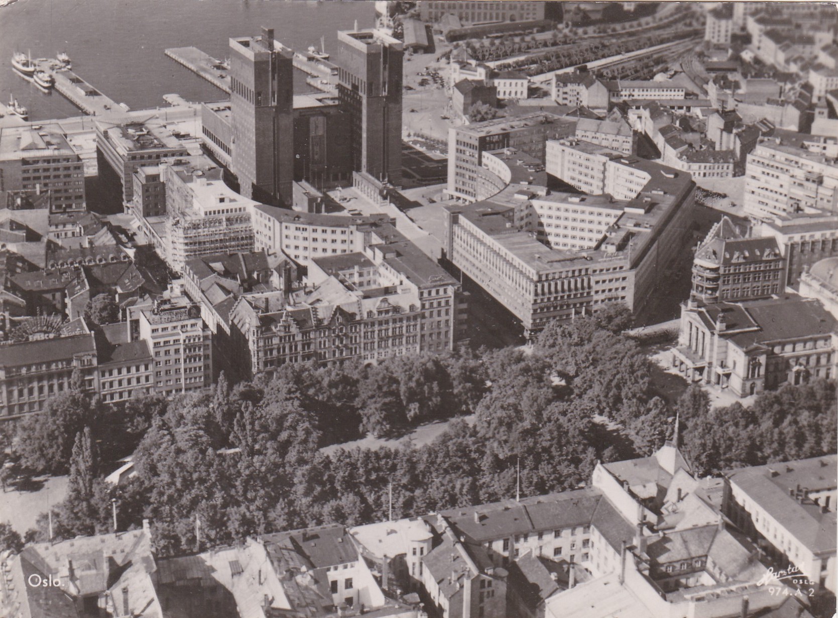 Oslo. Sett mot Rådhuset ( Harstad 974 A 2)