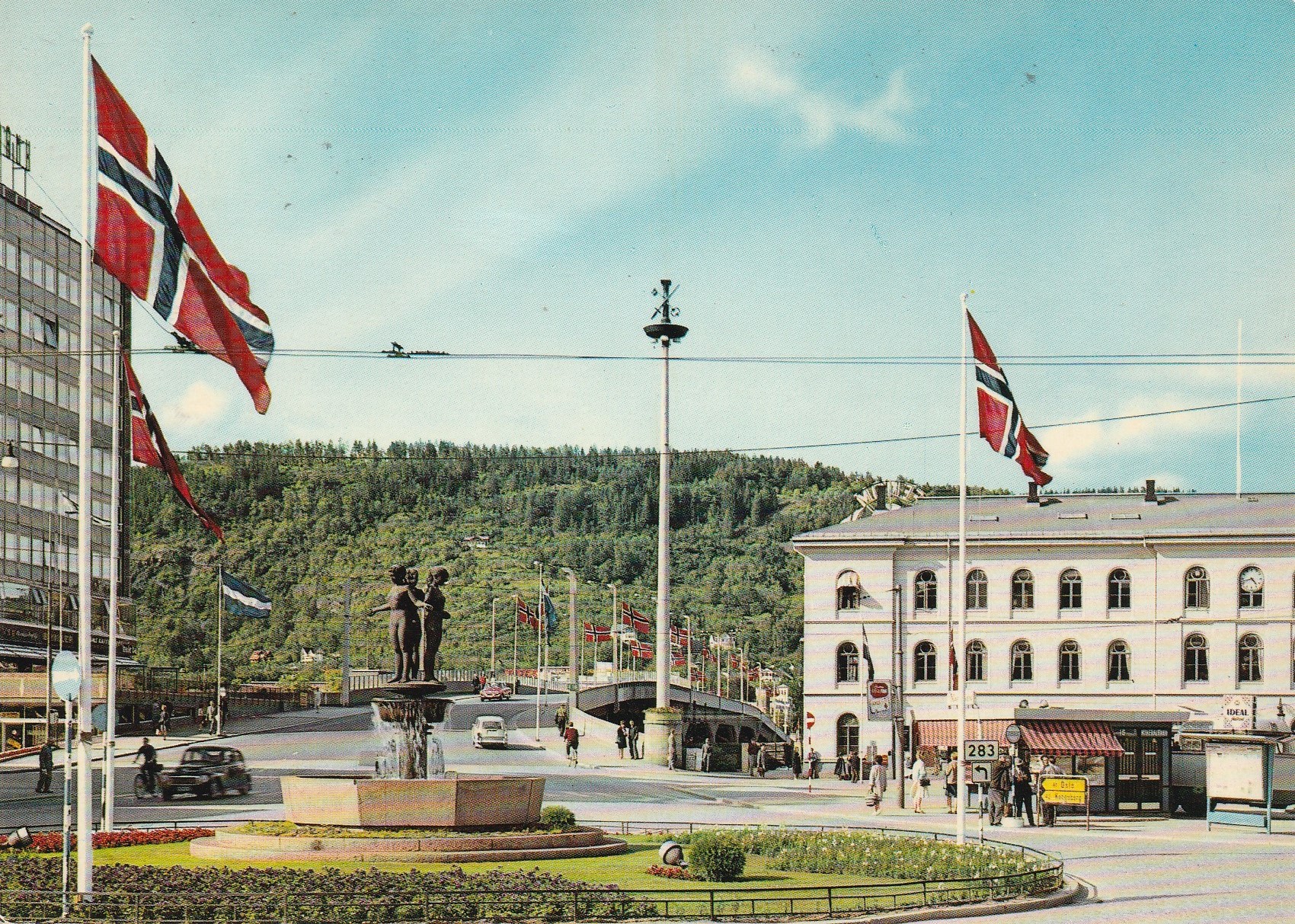 Eldre kort fra Drammen . Parti fra Strømsø torv med jernbanestasjonen. Aune F-3892-8 Pst