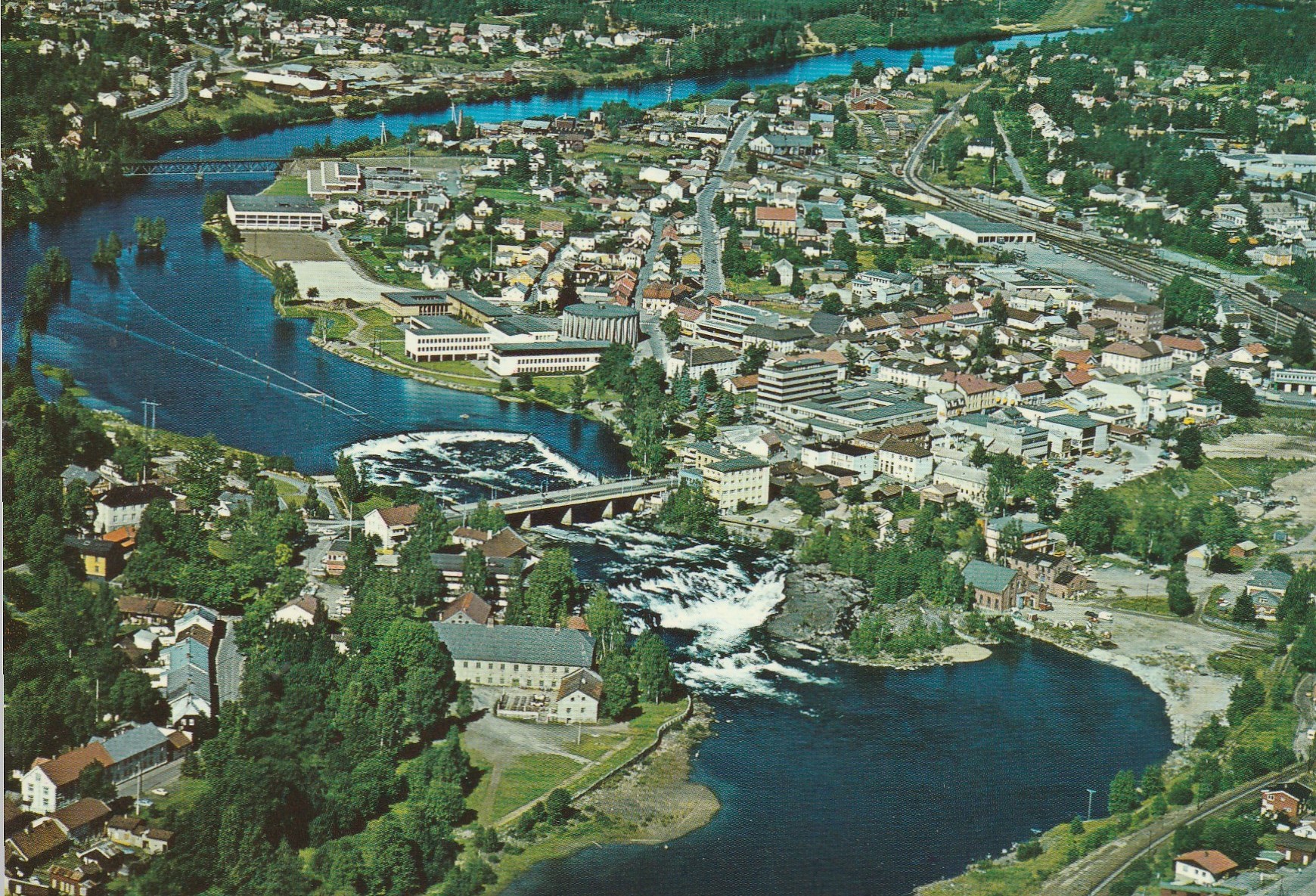 Kongsberg . Parti fra byen med Lågen . Aune F-5828-3