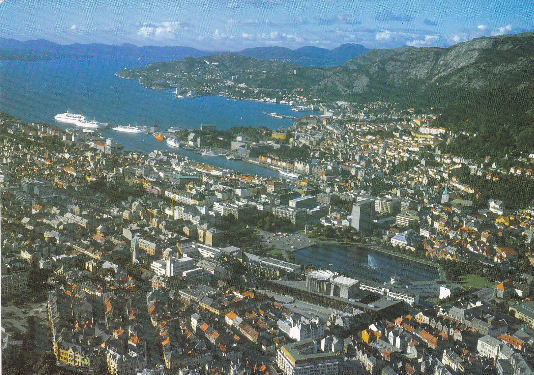 Bergen. Utsikt over byen ( Aune F-11417-5)