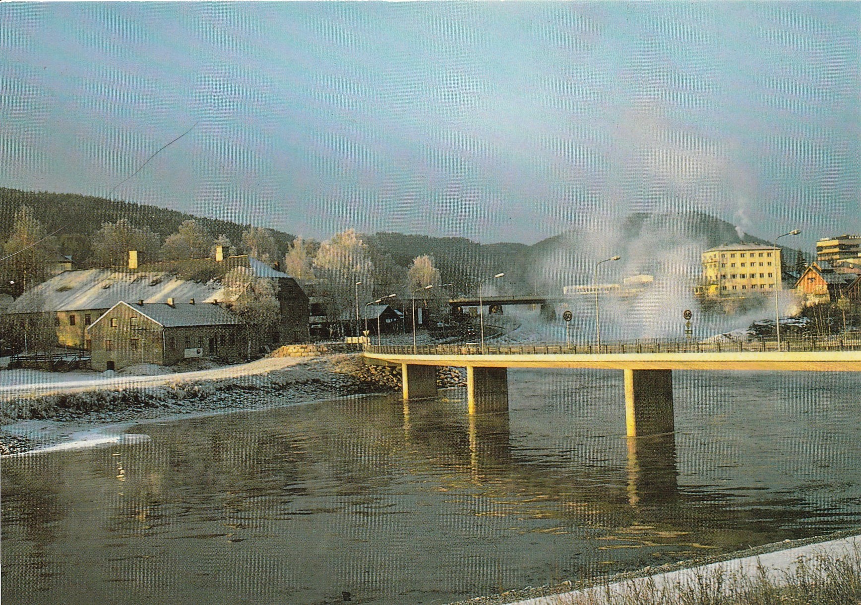 Kongsberg. Norsk Bergverksmuseum og Nybrufossen i frostrøyk. Norsk Bergverksmuseum. Unum