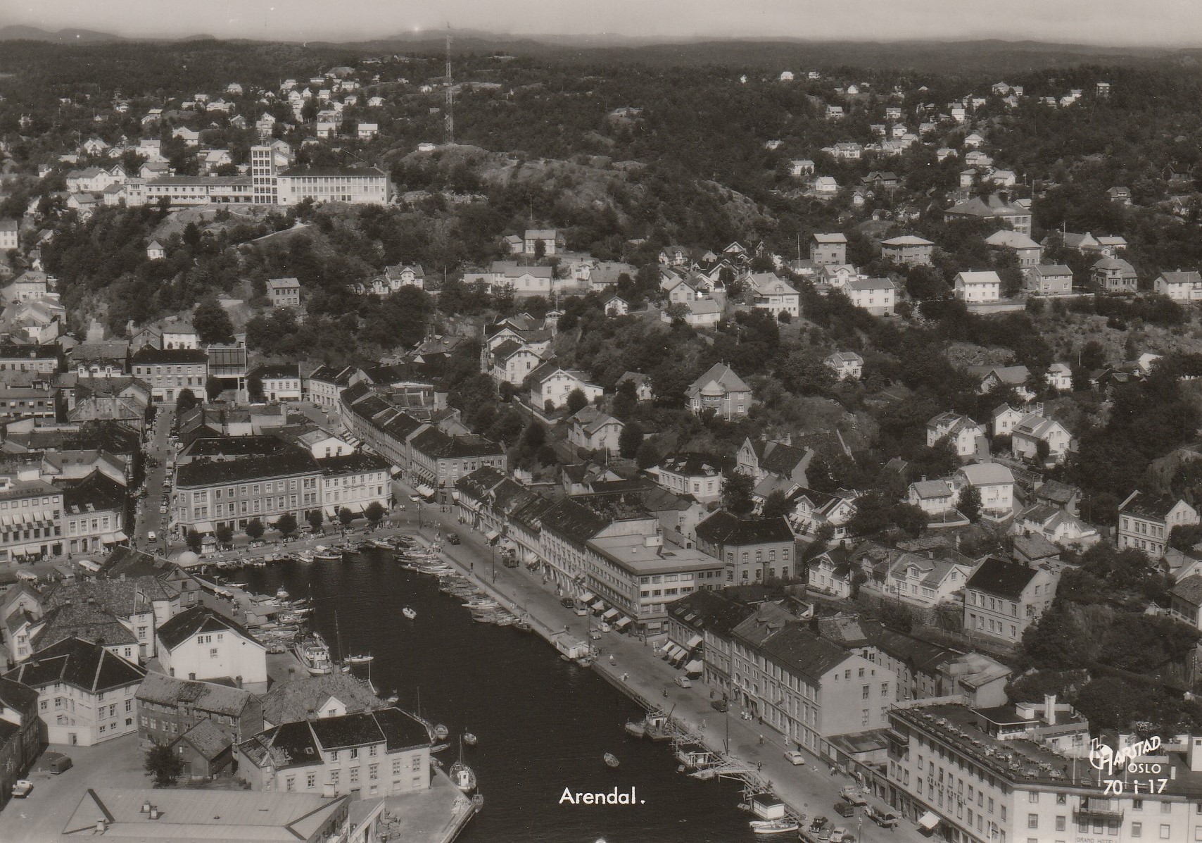 Arendal .  Harstad 70 i 17