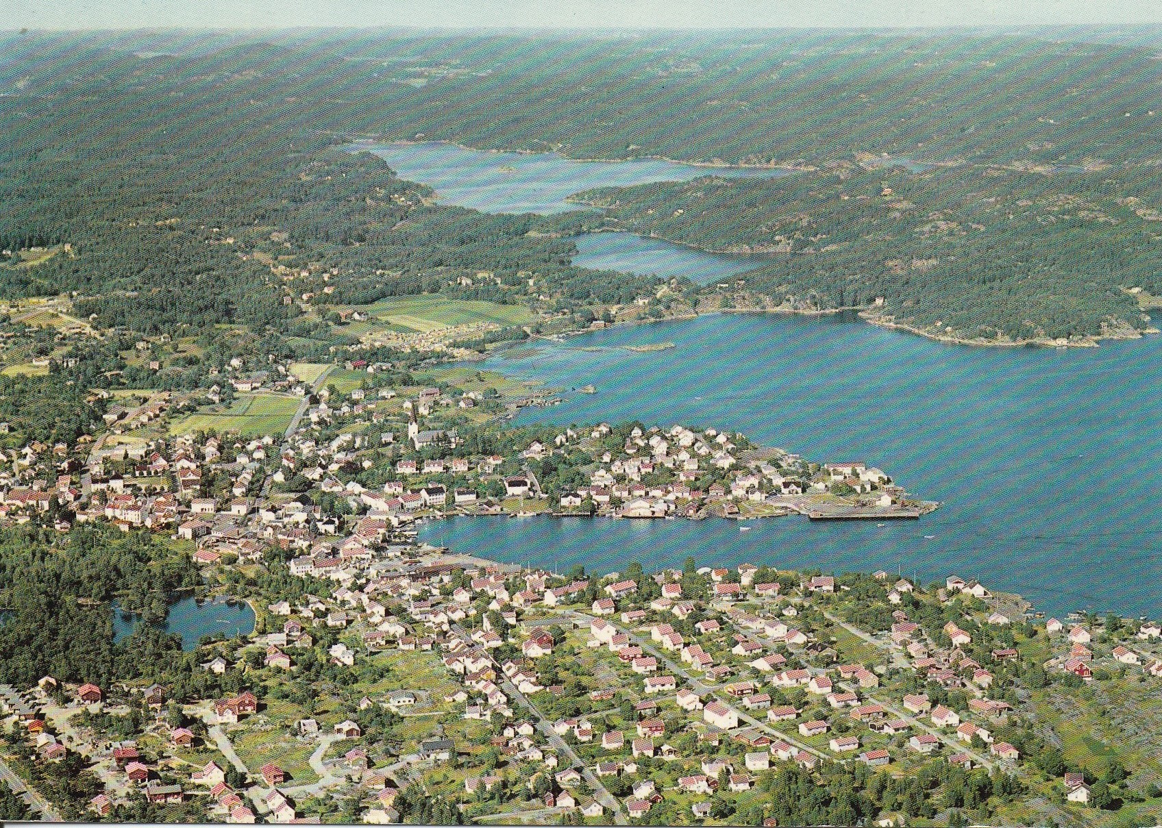 Eldre kort fra Lillesand sett fra fly.  Aune F-5747-?? Pst