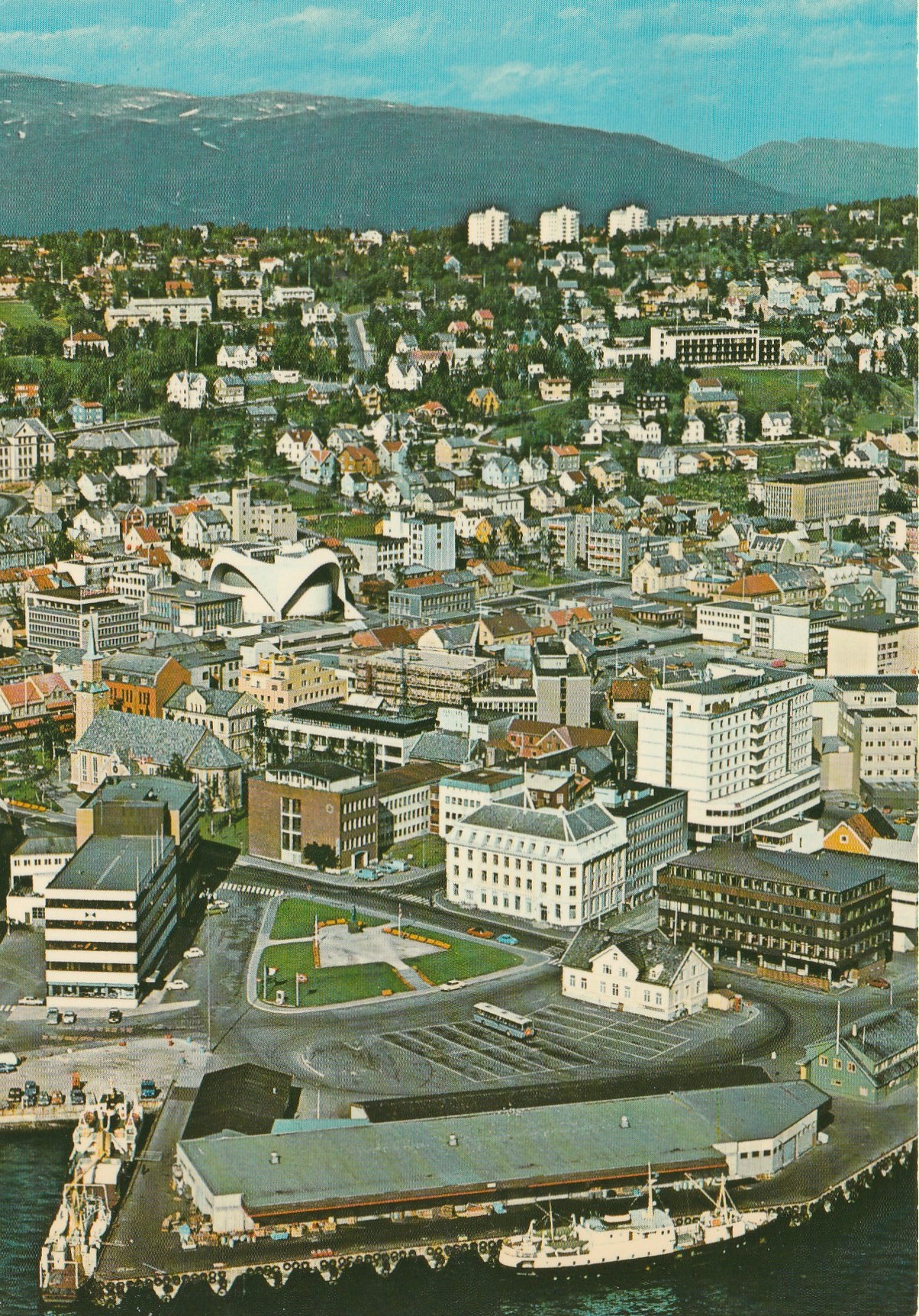 Tromsø . Parti fra strøket ved domkirken .  Aune F-8319-7 Pst