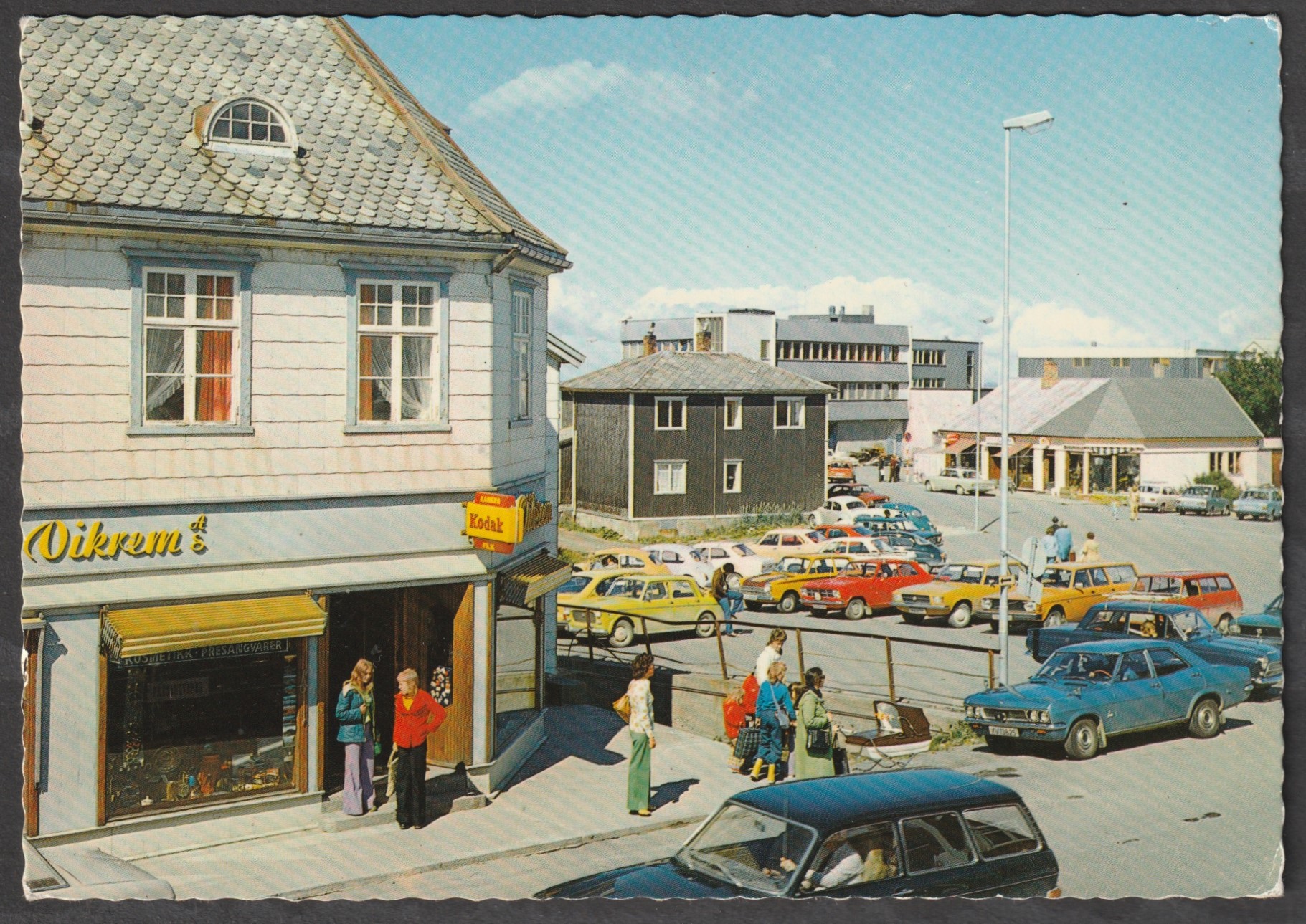 Brønnøysund. Sentrum med Schrøders Plass. Mittet 2866/7