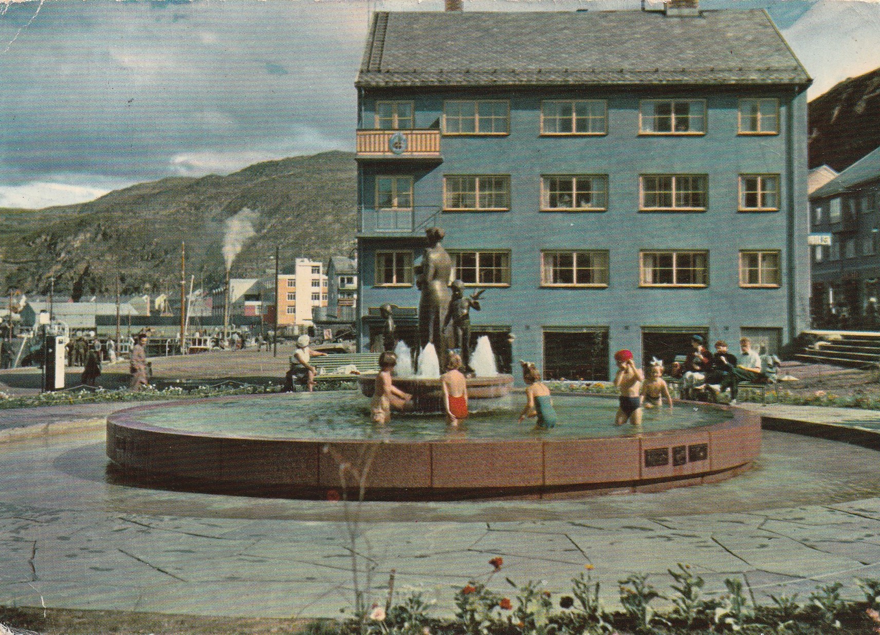 Eldre kort fra Hammerfest . Ole Olsens plass. Mittet 139/025-719 Pst SKADET !