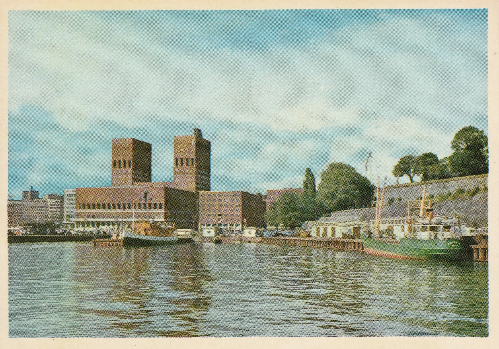 Eldre kort fra Oslo. Rådhuset og Havnen . Abel 1160