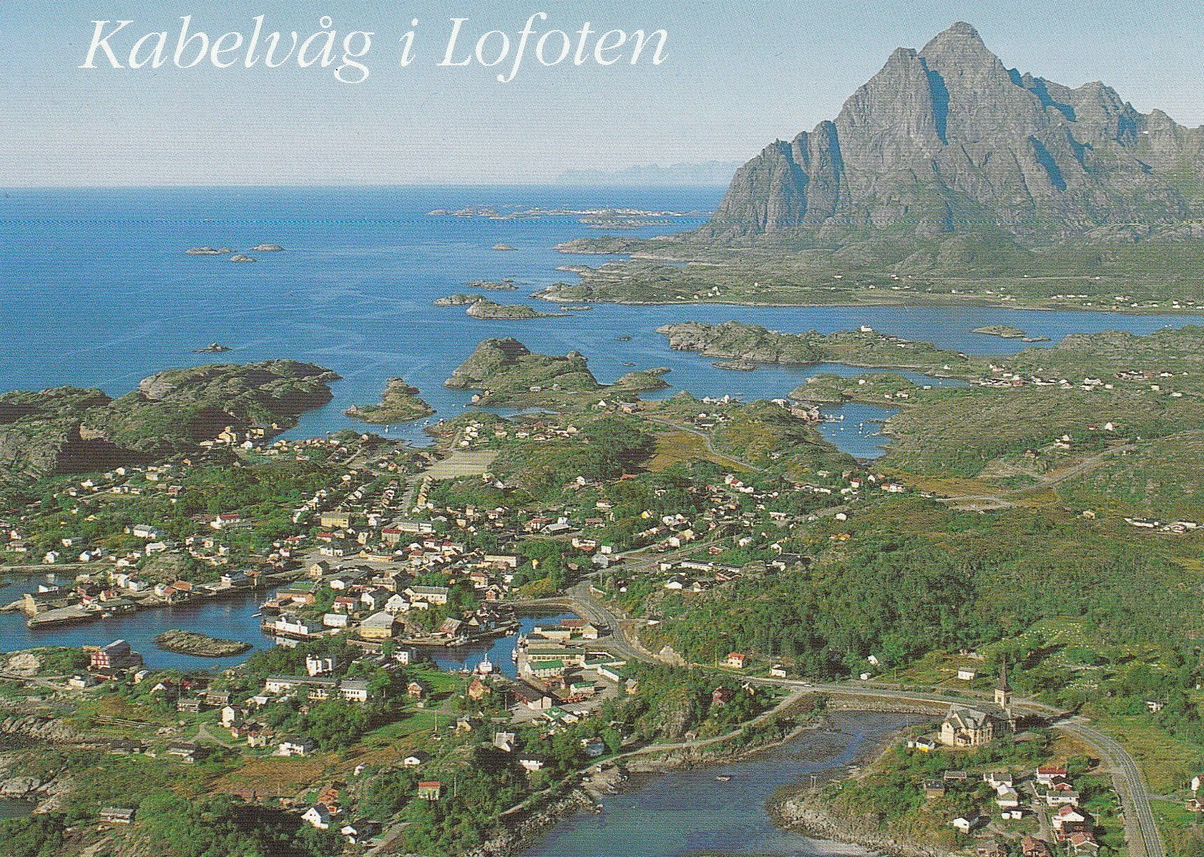 Kabelvåg i Lofoten . Utsikt mot vest med Vågåkallen i bakgrunnen.  Aune F-14279-1