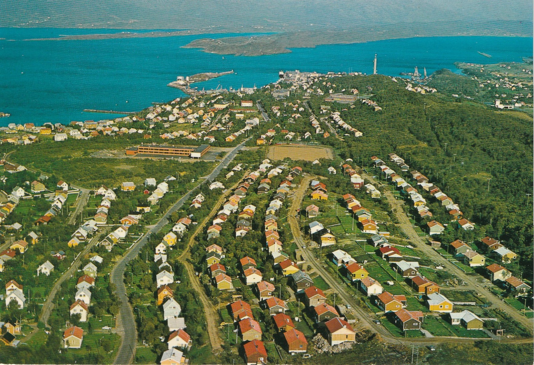 Eldre kort fra Sandnessjøen. Flyfoto . Aune F-7330-4  Pst
