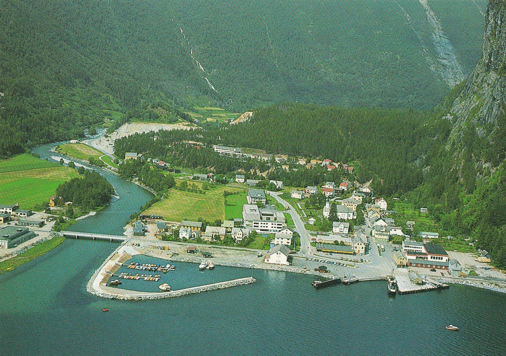 Valldal . Normanns Kunstforlag A.S