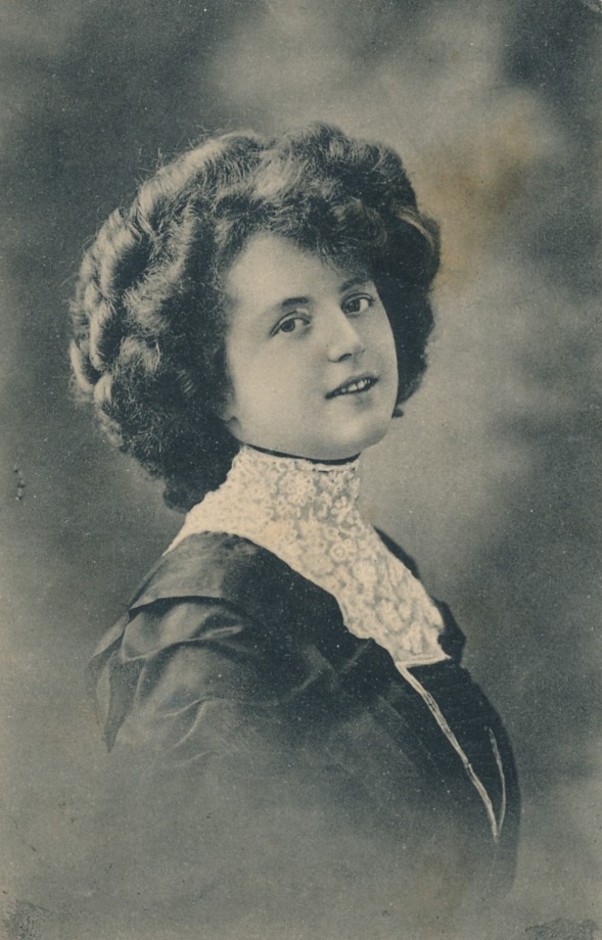 Flott dame, brukt 1911,  nr 1022  (5839)