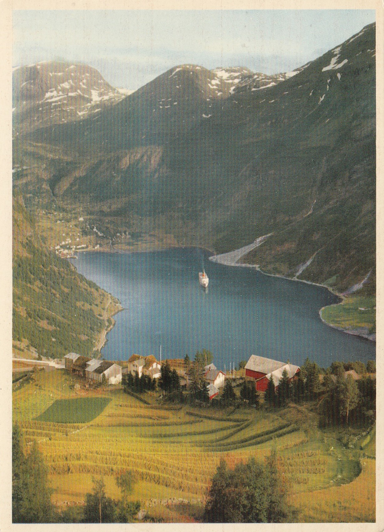 Eldre kort fra Ørnevegen mot Geirangerbygda med Dalsnibba i bakgrunnen. Aune F-232-9
