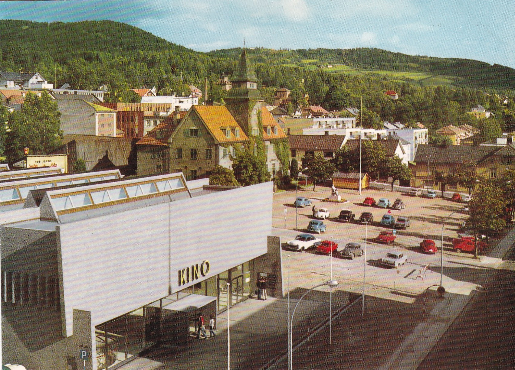 Lillehammer. Utsikt over torget med den nye kinoen (Aune F-2364-5)