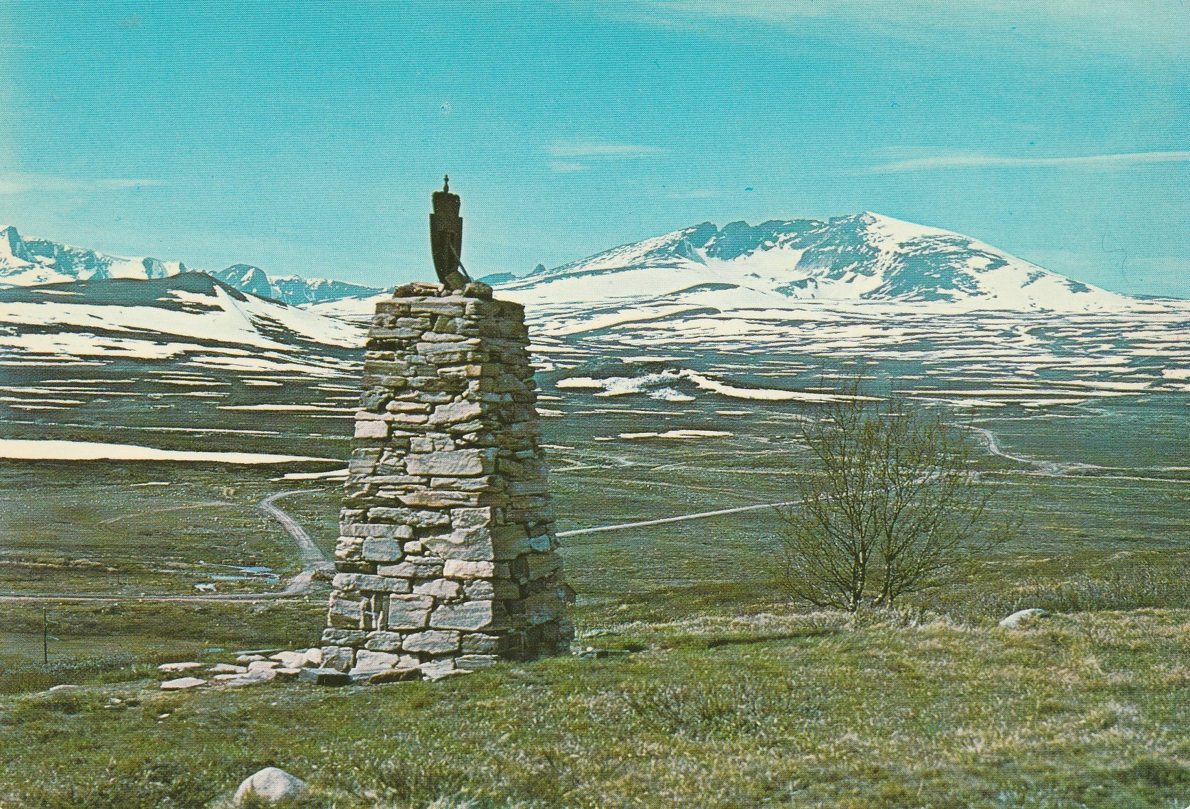 Dovrefjell . Utsikt med "Grunnlovsvarden" mot Snøhetta.  Aune F-8240-7