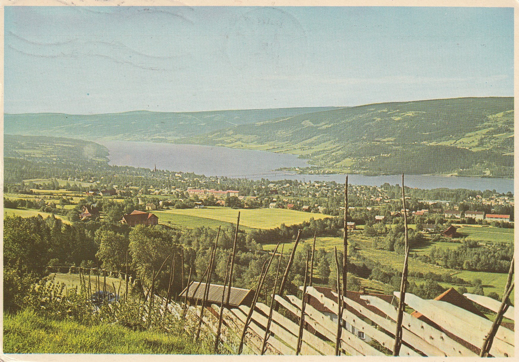 Eldre kort fra Lillehammer . Utsikt over byen og Mjøsa fra Nordseterveien . Oppi F/6  Pst