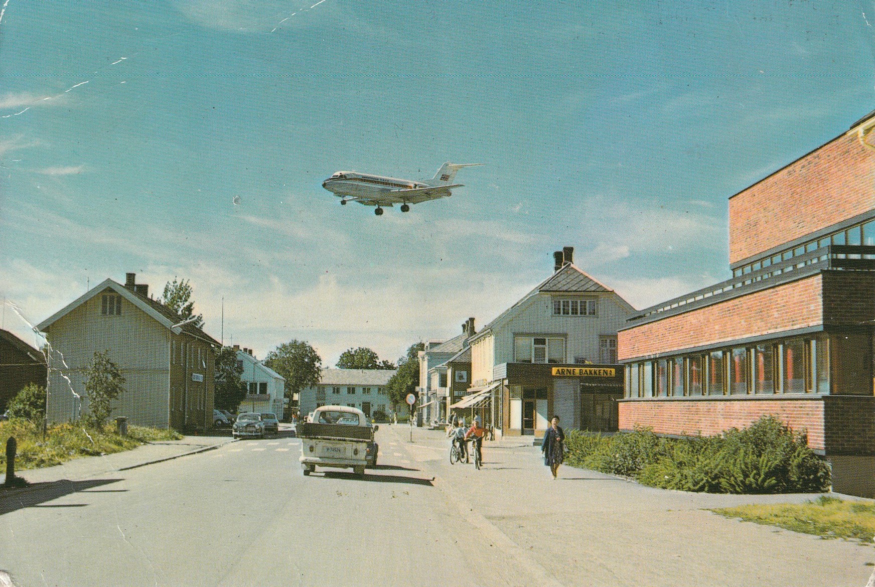 Eldre kort fra Stjørdal, Kjøpmannsgata. Rutefly inn for landing på Trondheim Lufthavn , Værnes . Furunes 3762 Pst  SKADET !