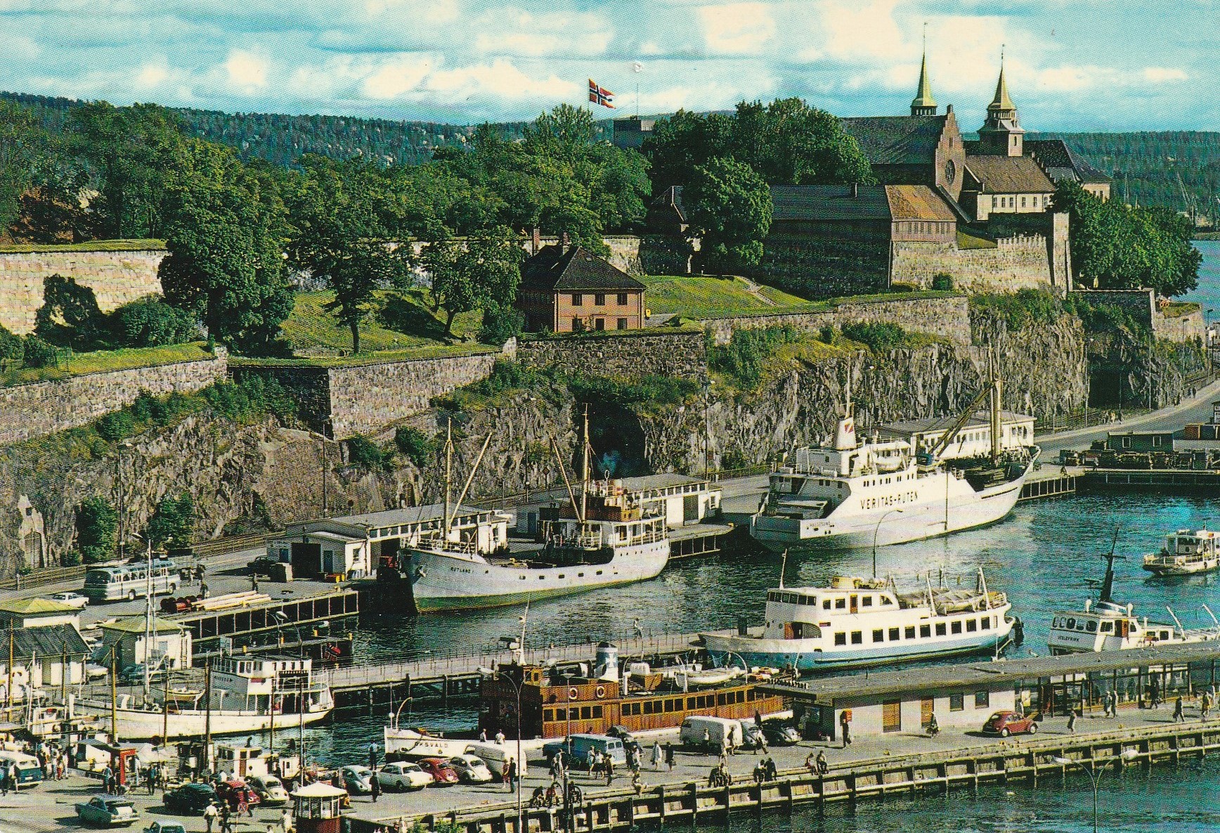 Oslo.  Utsikt over havna mot Akershus festning og slott. ( m flere skip/båter)  Aune F-4408-0 Pst