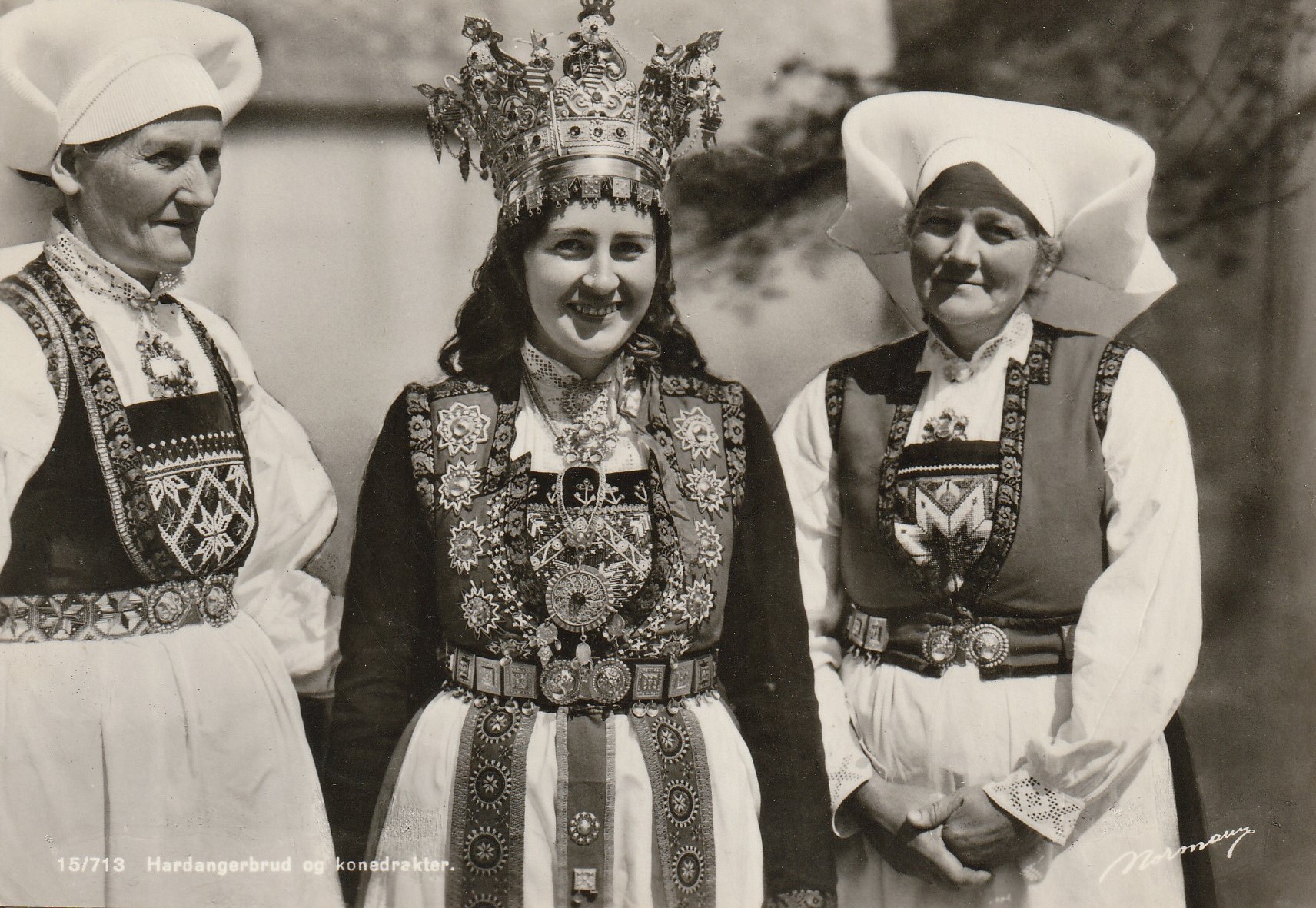 Eldre kort : Hardangerbrud og konedrakter . Normann 15/713