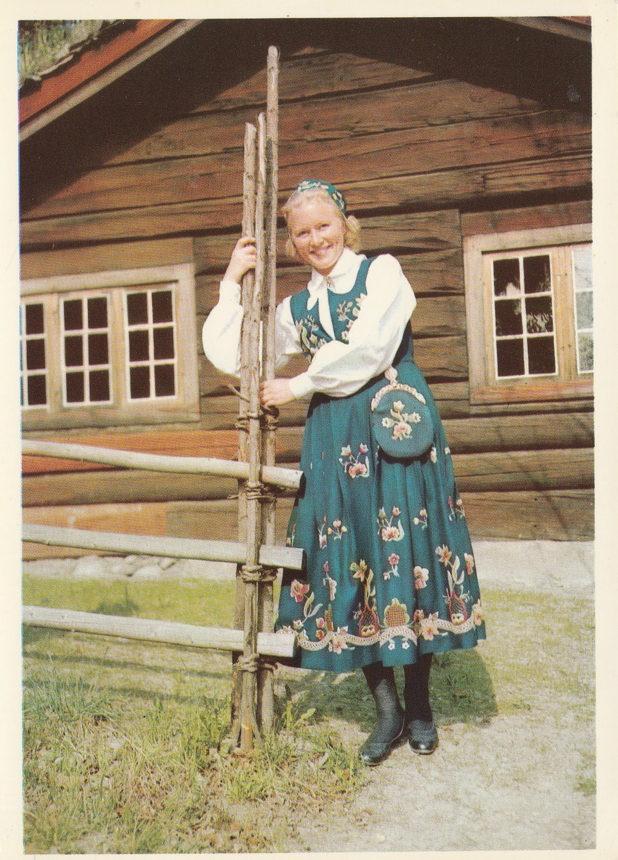 Eldre kort : Gudbrandsdal . Bunad fra Lom. Mittet 139/000-11 Pst