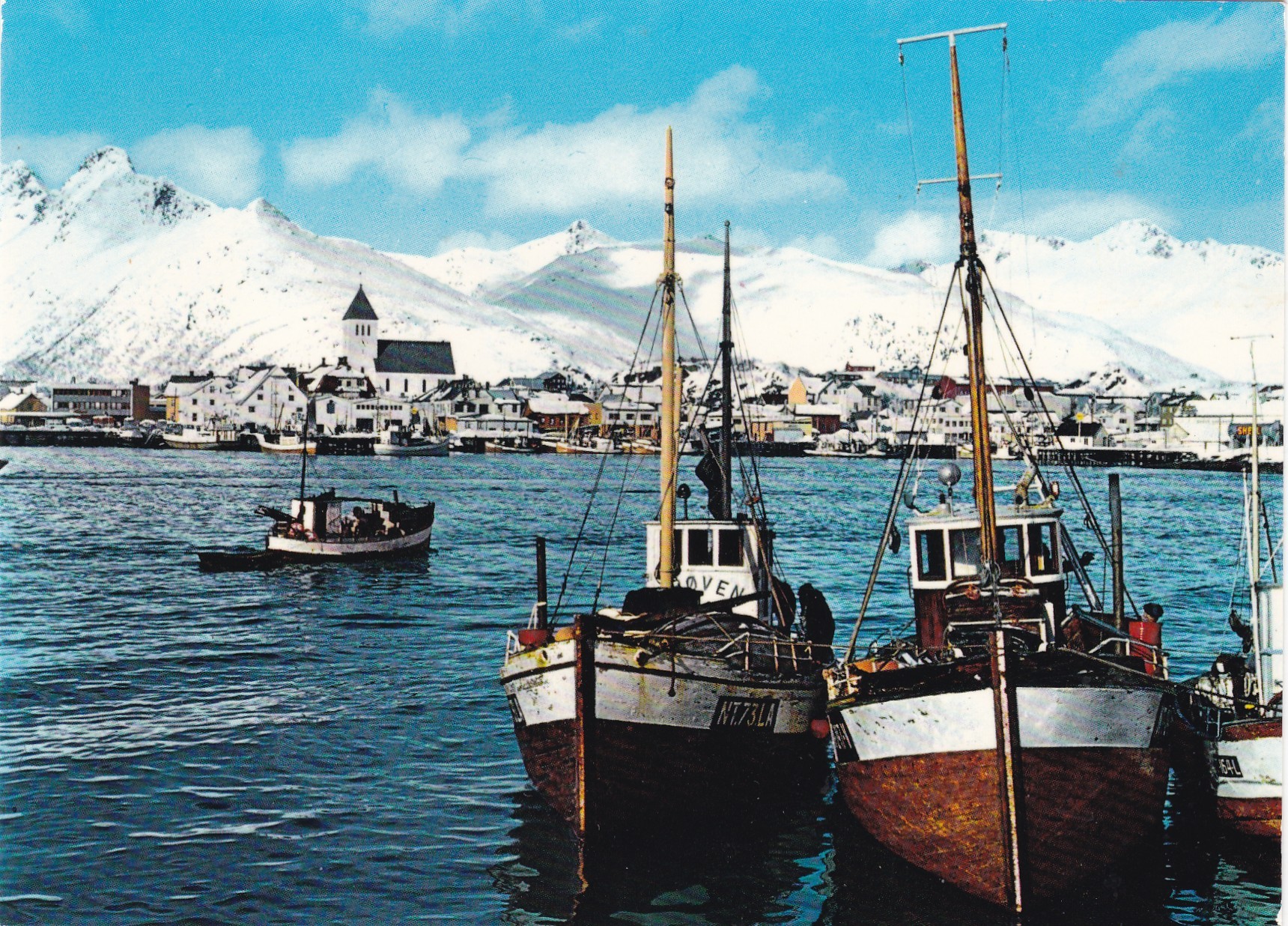 Svolvær. Fiskebåter ved kai ( Aune F-4250-9)
