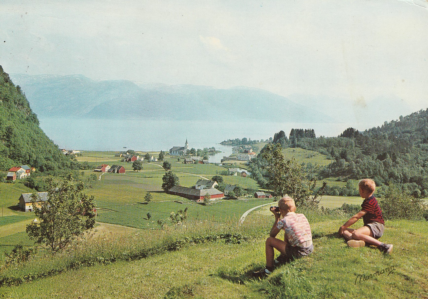 Eldre kort : Parti fra Bru , Strandebarm , Hardanger . Normann O-2-5 Pst