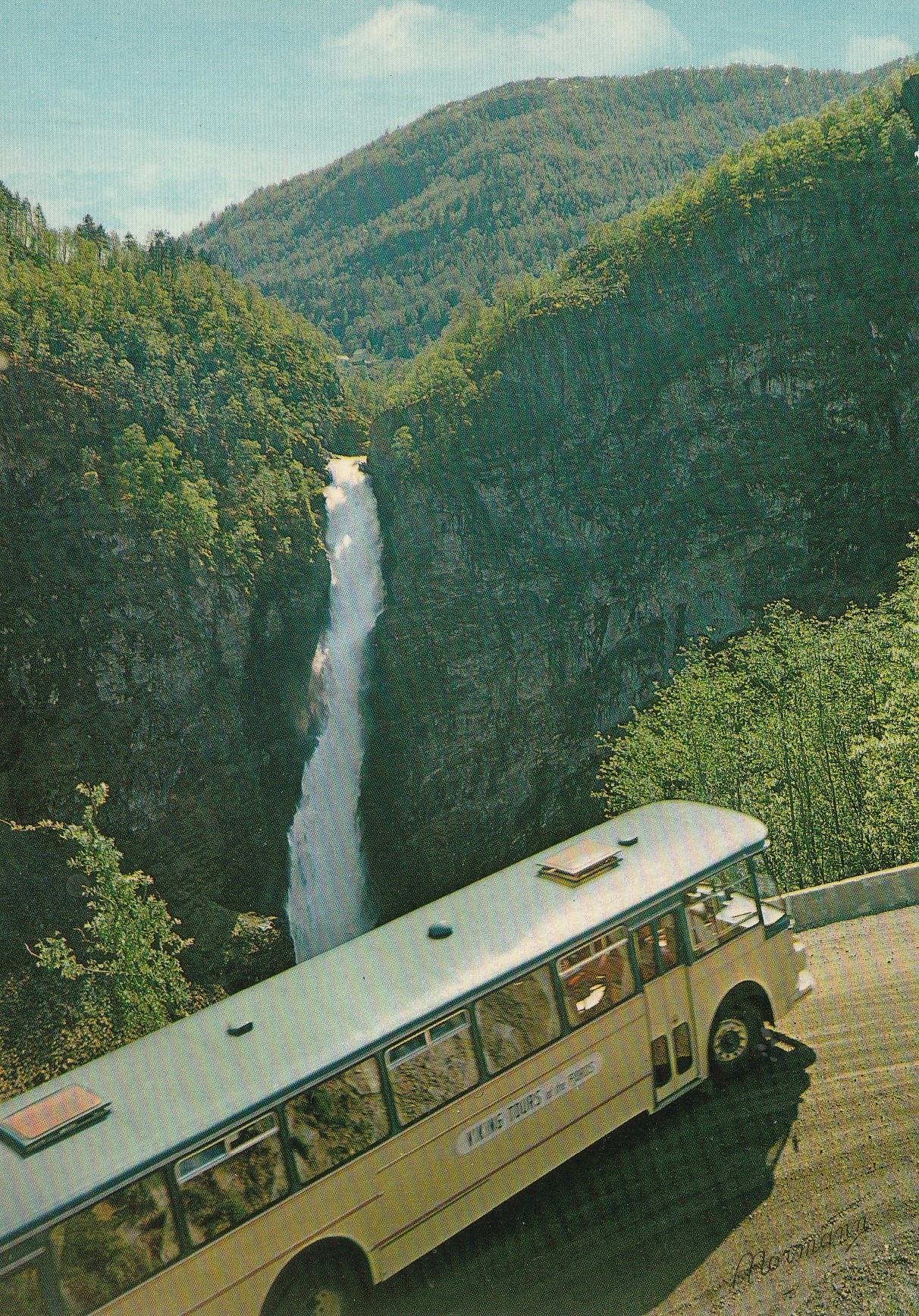 Stalheimsfossen ved Stalheim.  Ruten Voss-Gudvangen.  Normann O-55-68