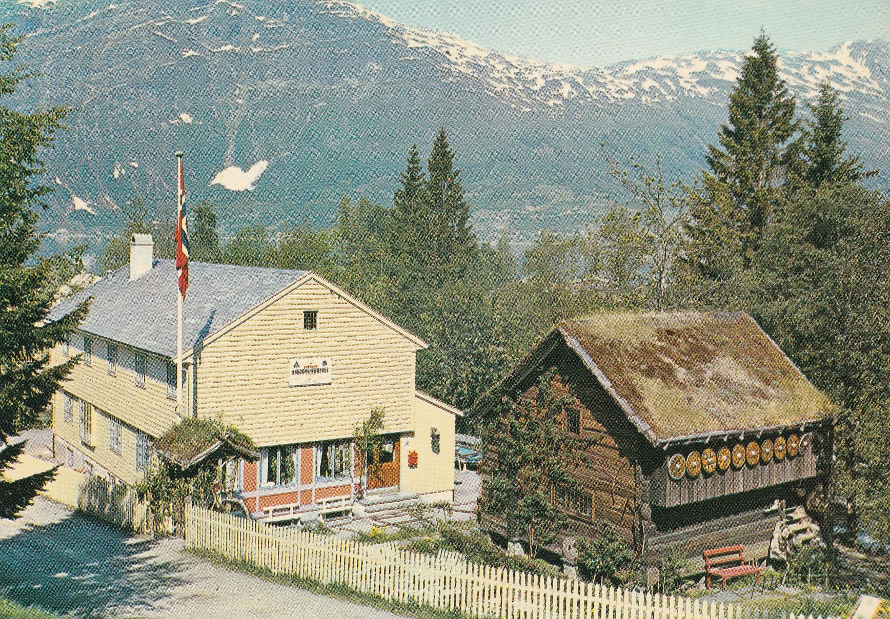 Eldre kort fra Lofthus Ungdomsherberge, Ullensvang, Hardanger.  Normann O-44-7