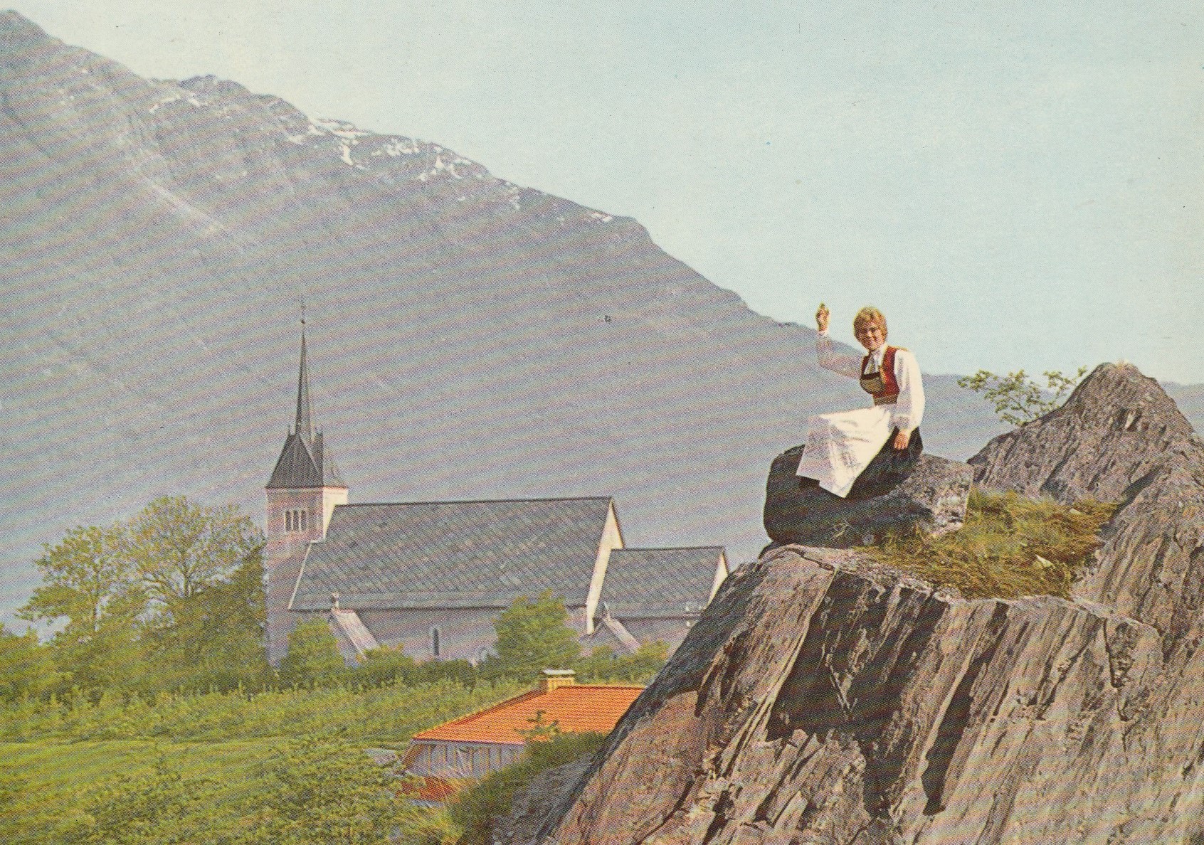 Eldre kort fra Hardanger . Ulllensvang kirke .  Aune F-845-1