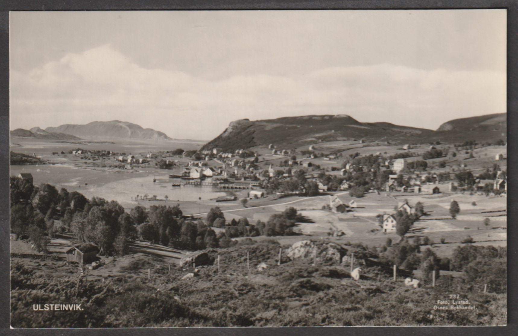 Ulsteinvik. Lystad/Osnes Bokhandel 237