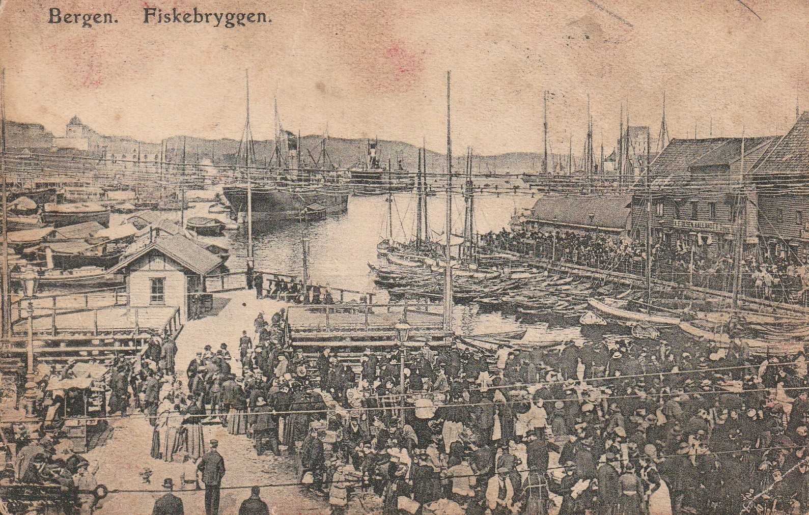 Gammelt Brevkort fra Bergen . Fiskebryggen . Sthim Pst Små SKADET !